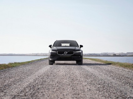 2023 Volvo V60 Cross Country helps carry the torch for luxury wagons