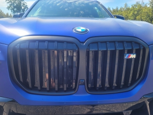 The 2023 BMW X7 features the new large kidney style grille that is becoming the brand&#039;s trademark.