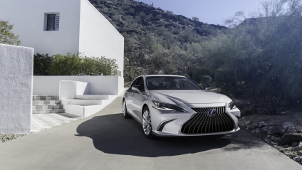 2022 Lexus ES 300h is a sharp-looking, smooth-riding, roomy luxury hybrid