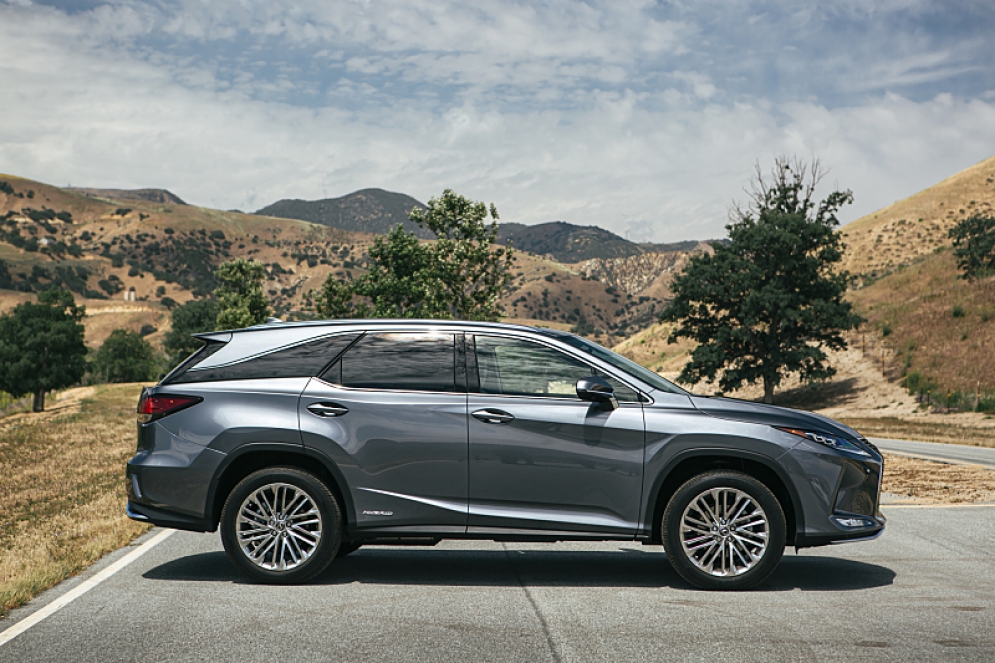 The 2020 Lexus RX 450h gets a sharp exterior redesign.