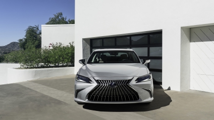 Lexus ES 300h is a classy, smooth-driving luxury hybrid