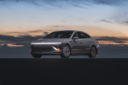 2025 Hyundai Sonata hybrid offer sleek design, solid tech, roomy interior